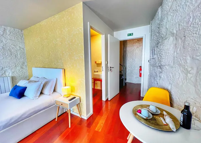 Largo Das Flores Suites By Double Ninety Stays *